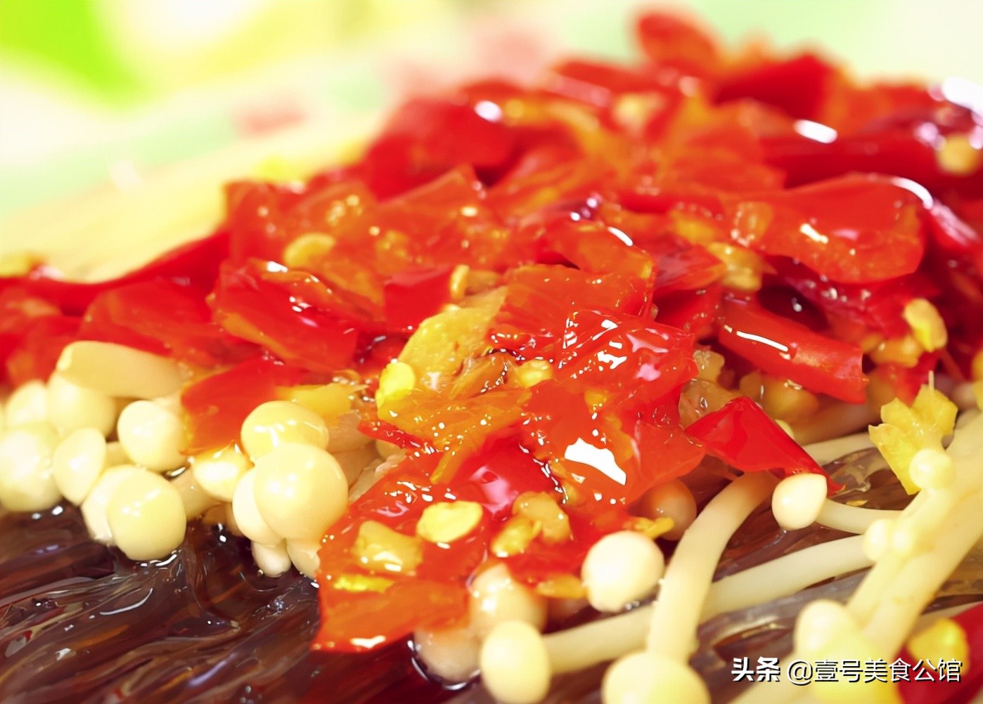 分享一款金针菇蒸粉丝，蒜蓉和剁椒相搭配，鲜辣味美，家人都爱吃