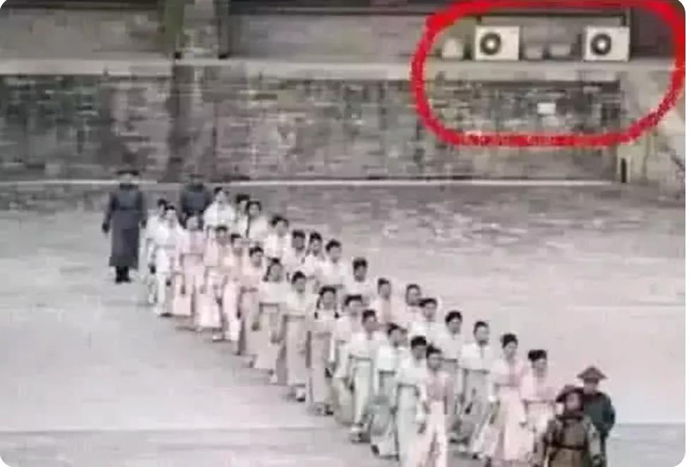 笑到胃痛的穿帮镜头，黄圣依与桌布撞衫，火凤凰们一肚子赘肉？