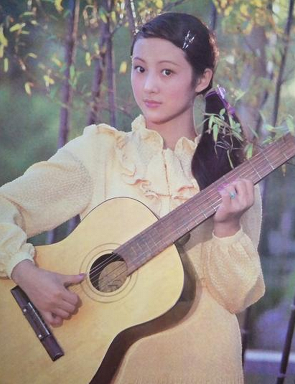 和陈红齐名的古典美人，曾被誉为“最美西施”，早早隐退销声匿迹