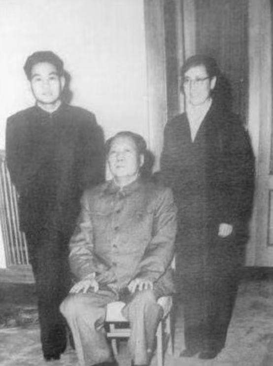 李银桥想追女同志，请毛主席出主意，毛主席：银桥，你太老实了