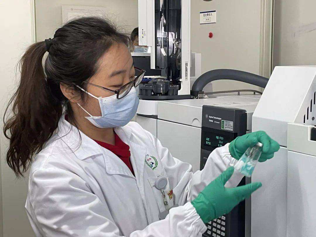 朋友圈传言：口罩上的残留物会致癌，要抖一抖再戴，否则就不能用