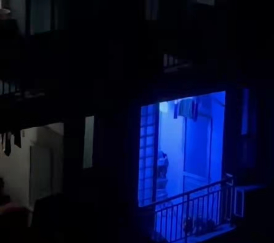 大学“阴间”宿舍走红，堪比大型“祭奠现场”，室友看后睡意全无