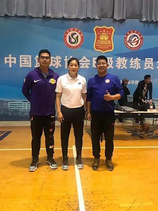 女篮李昕和巩晓彬合影(中国篮球金童玉女巩晓彬李昕,9年前恋爱无结果