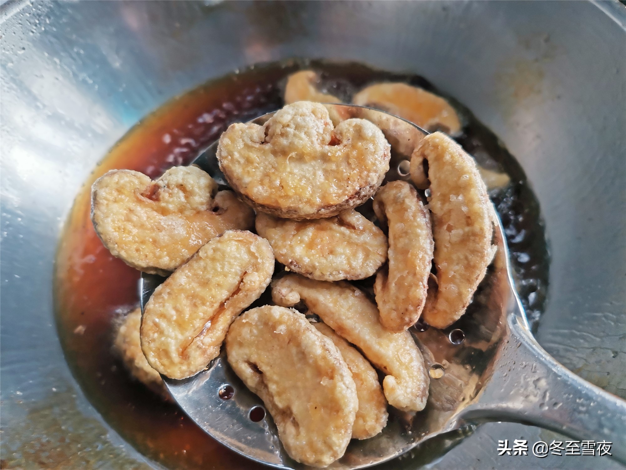 炸香菇教你這樣做，不用焯水，做出的香菇外酥里嫩，比吃肉還香