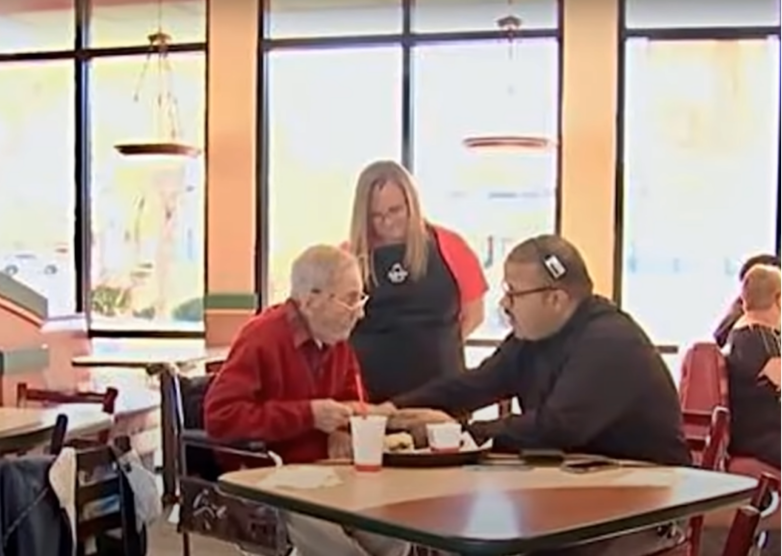 98岁老兵每天都点相同的午餐，得知真相后，餐厅的做法太暖了