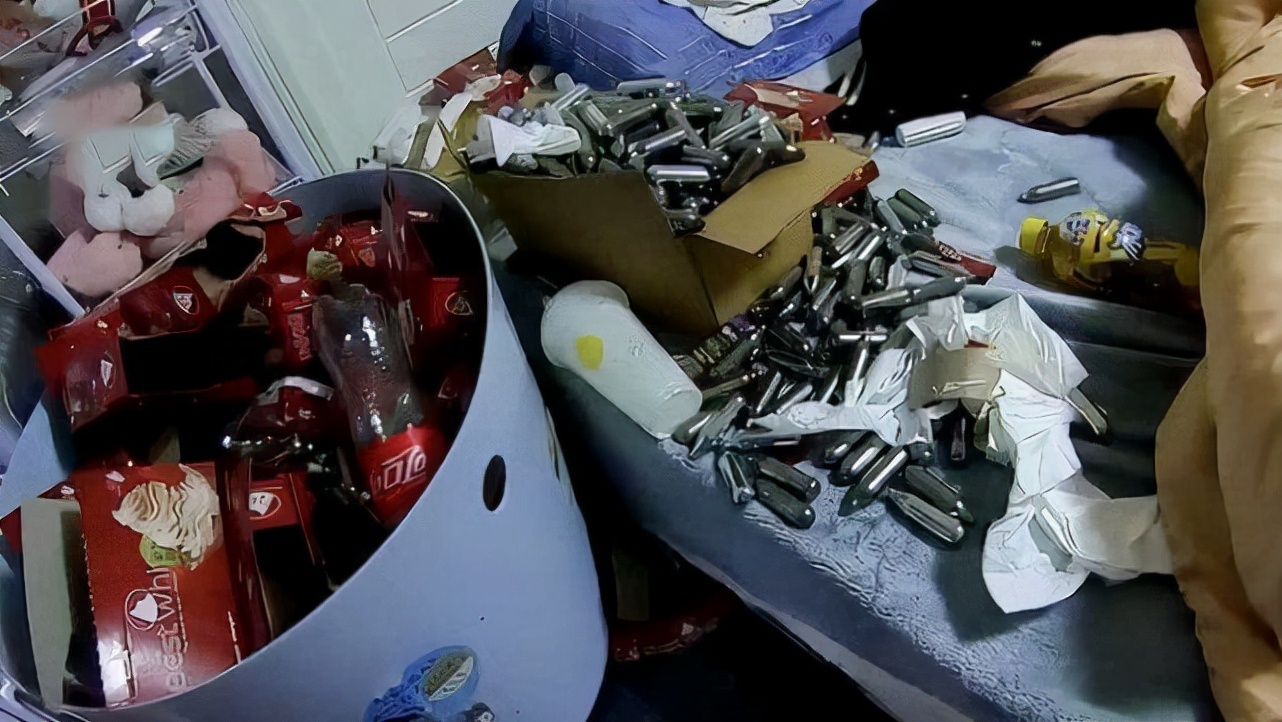 安徽两未成年少女吸食“笑气”被抓！女孩“笑气”成瘾任人摆布