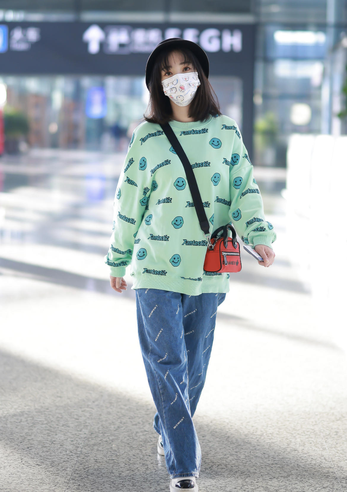 “柳岩”终于换风格，穿卫衣配牛仔裤走机场，超减龄像个大学生