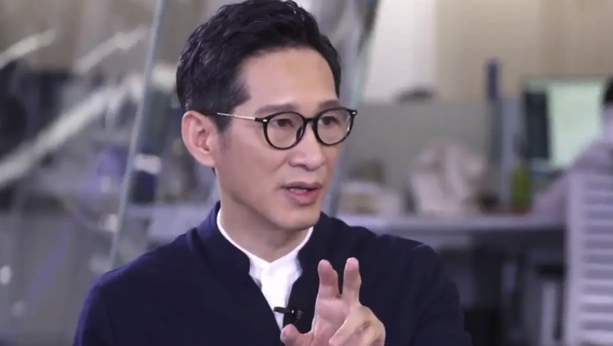 同样是“眼镜造型”，把肖战王一博和吴启华放一起，差距就出来了