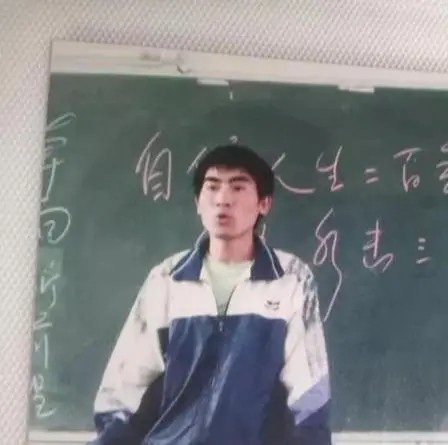 14年前他背“疯娘”求学，拒绝55万年薪，如今改变千名学子命运