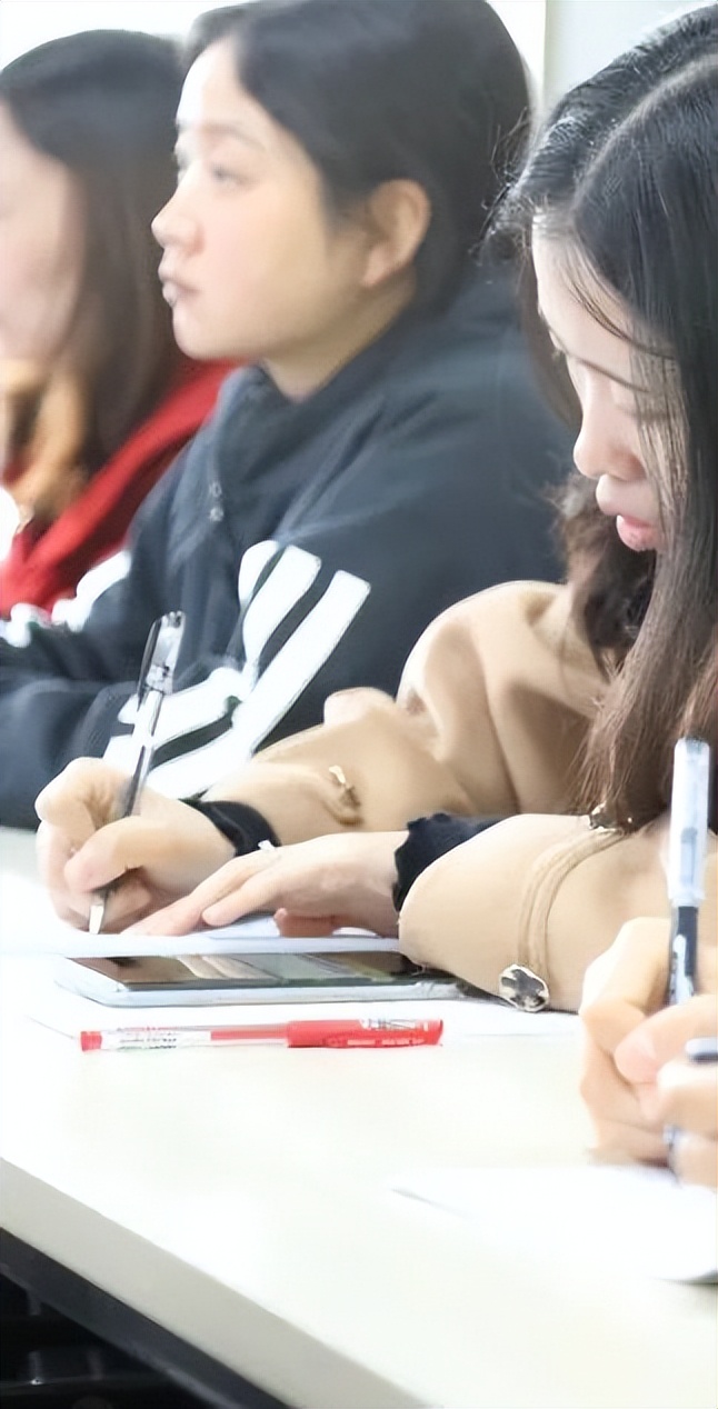 携手健康 向阳而生——天府新区煎茶小学开展教师心理健康培训讲座