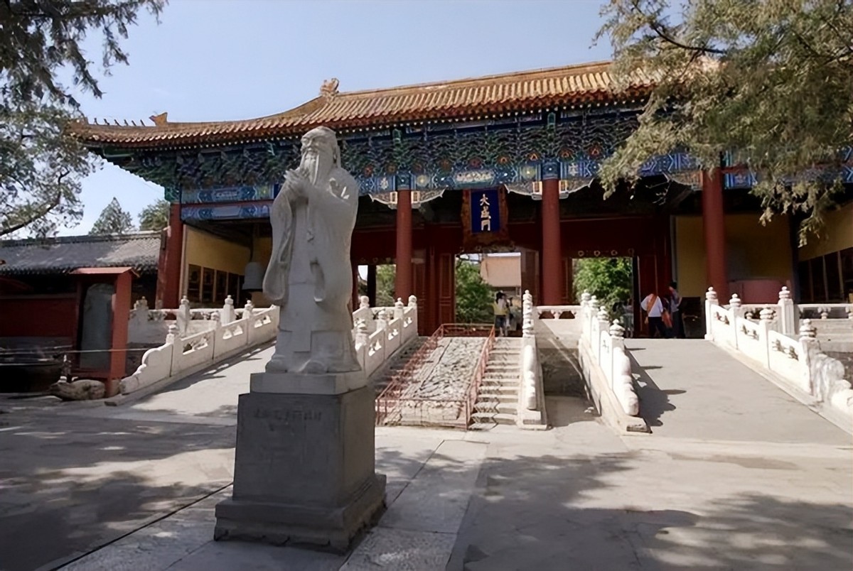 孔府,孔庙,孔林这三处代表了孔子文化传承的历史遗迹,是曲阜这座山东