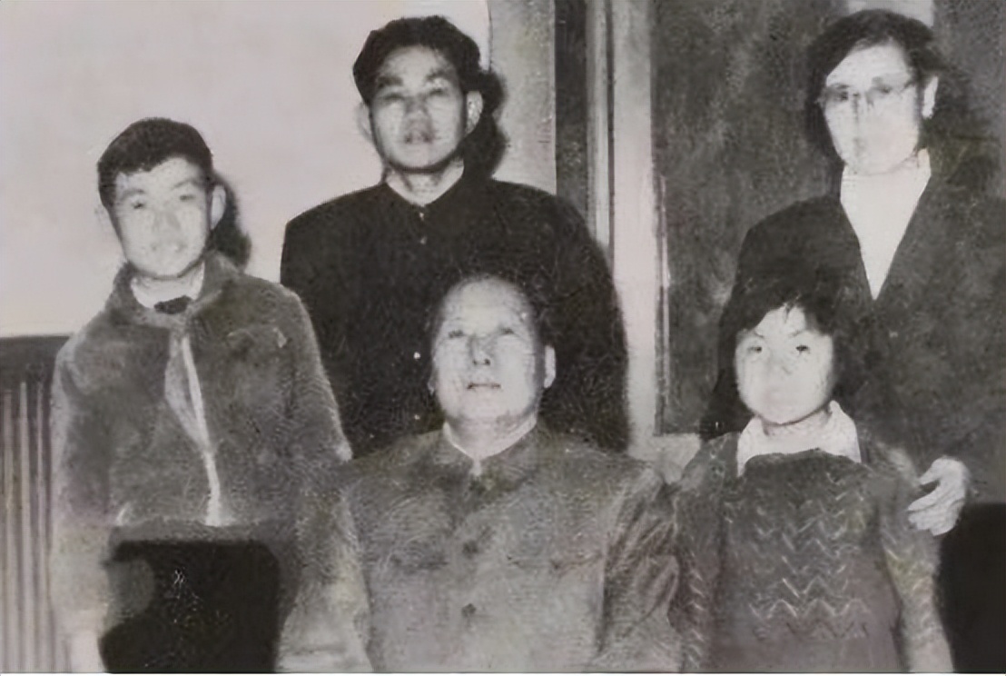 李银桥想追女同志，请毛主席出主意，毛主席：银桥，你太老实了