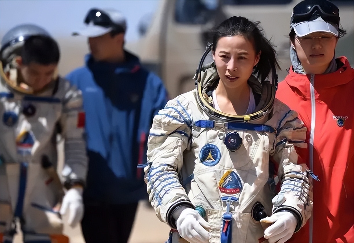 摘星星的王亚平回家，兑现和女儿的诺言，教育经历曝光让人赞叹