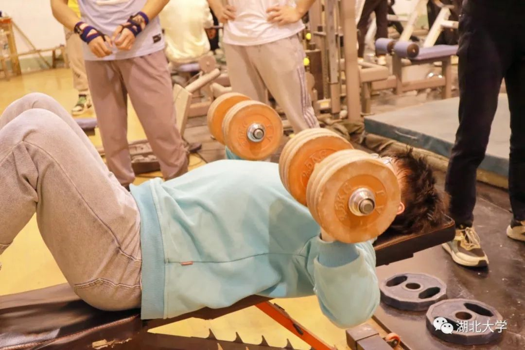 大学课程：品酒、爬树、陶艺、太极剑、飞镖、陕北秧歌...羡慕了