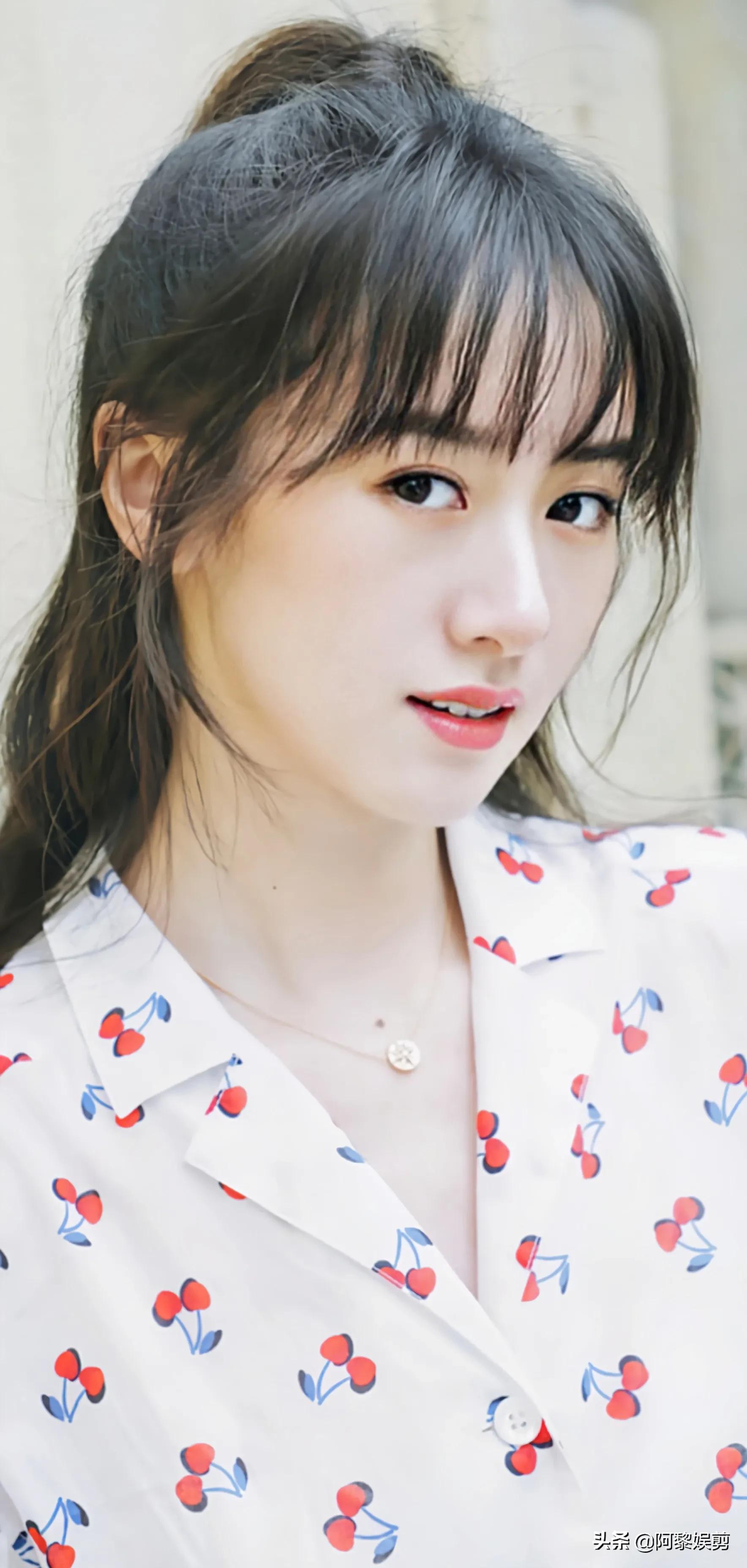 袁冰妍青春靓丽，甜美可爱