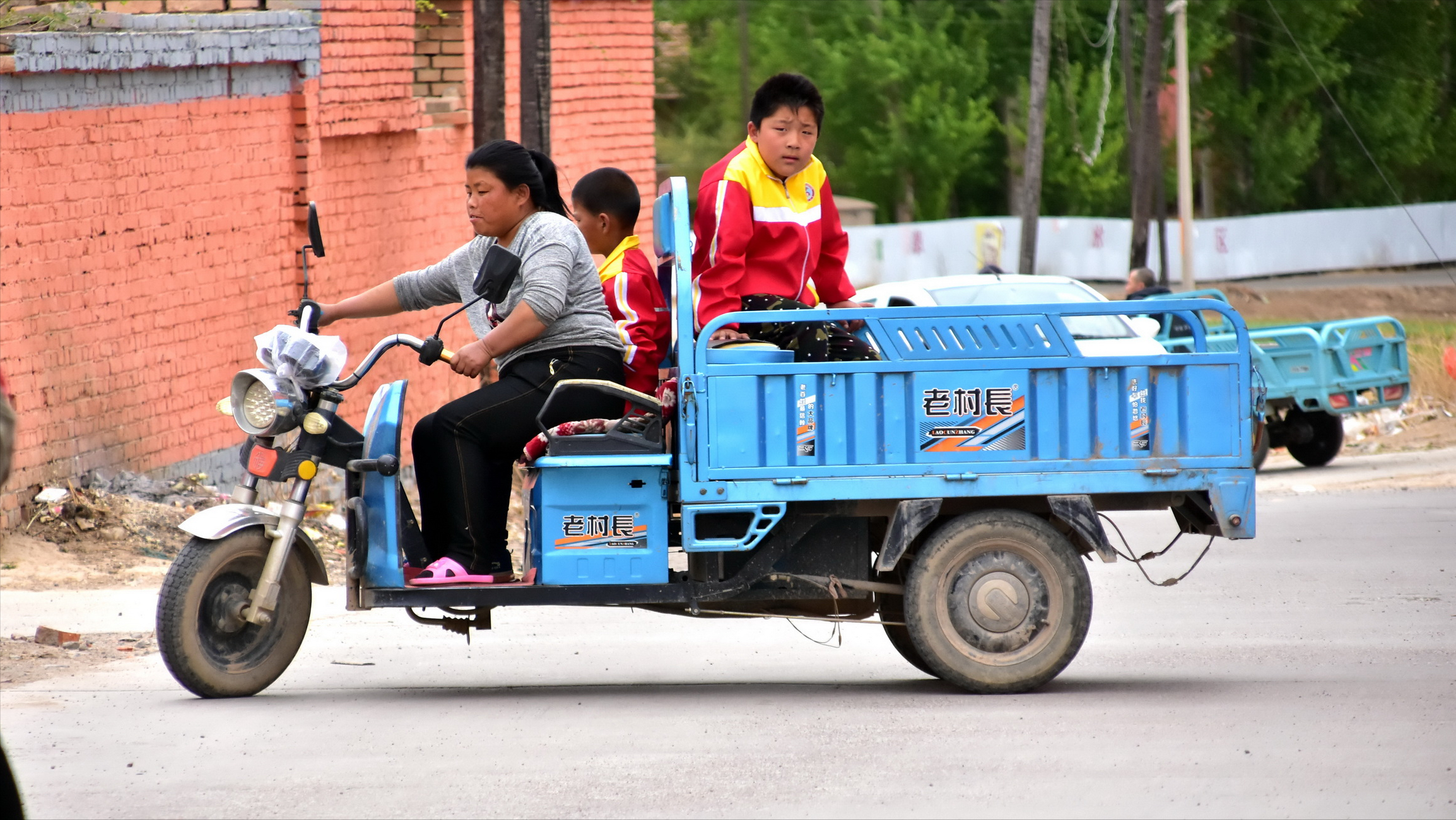 这2款全封闭电动三轮车,有冷暖空调,边骑边充电