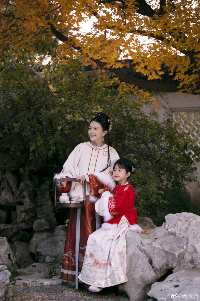 包文婧晒照庆情人节，与包贝尔网吧打游戏过二人世界，甜蜜又有趣