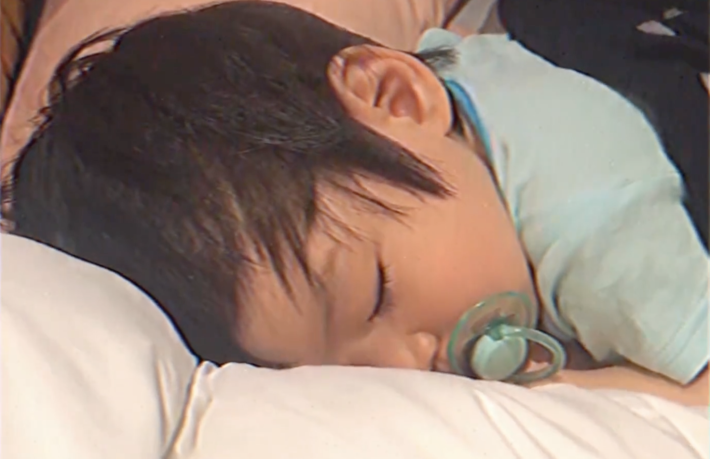 陈妍希发布新歌mv，儿子正脸首次曝光，小星星眉清目秀像爸爸陈晓