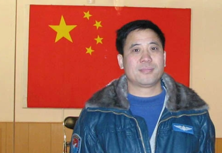 16秒生死抉择：为救村庄，飞行员李剑英三次放弃逃生，坠机而亡