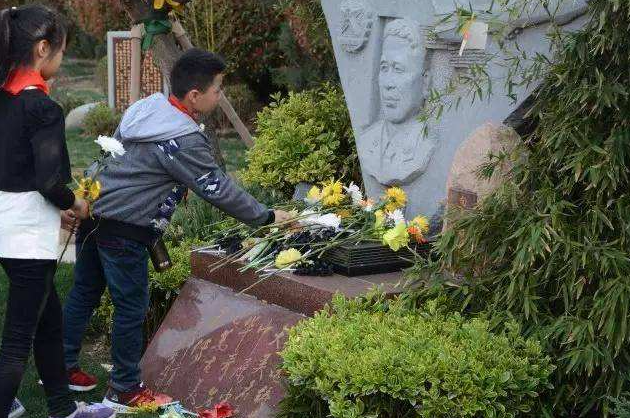 16秒生死抉择：为救村庄，飞行员李剑英三次放弃逃生，坠机而亡