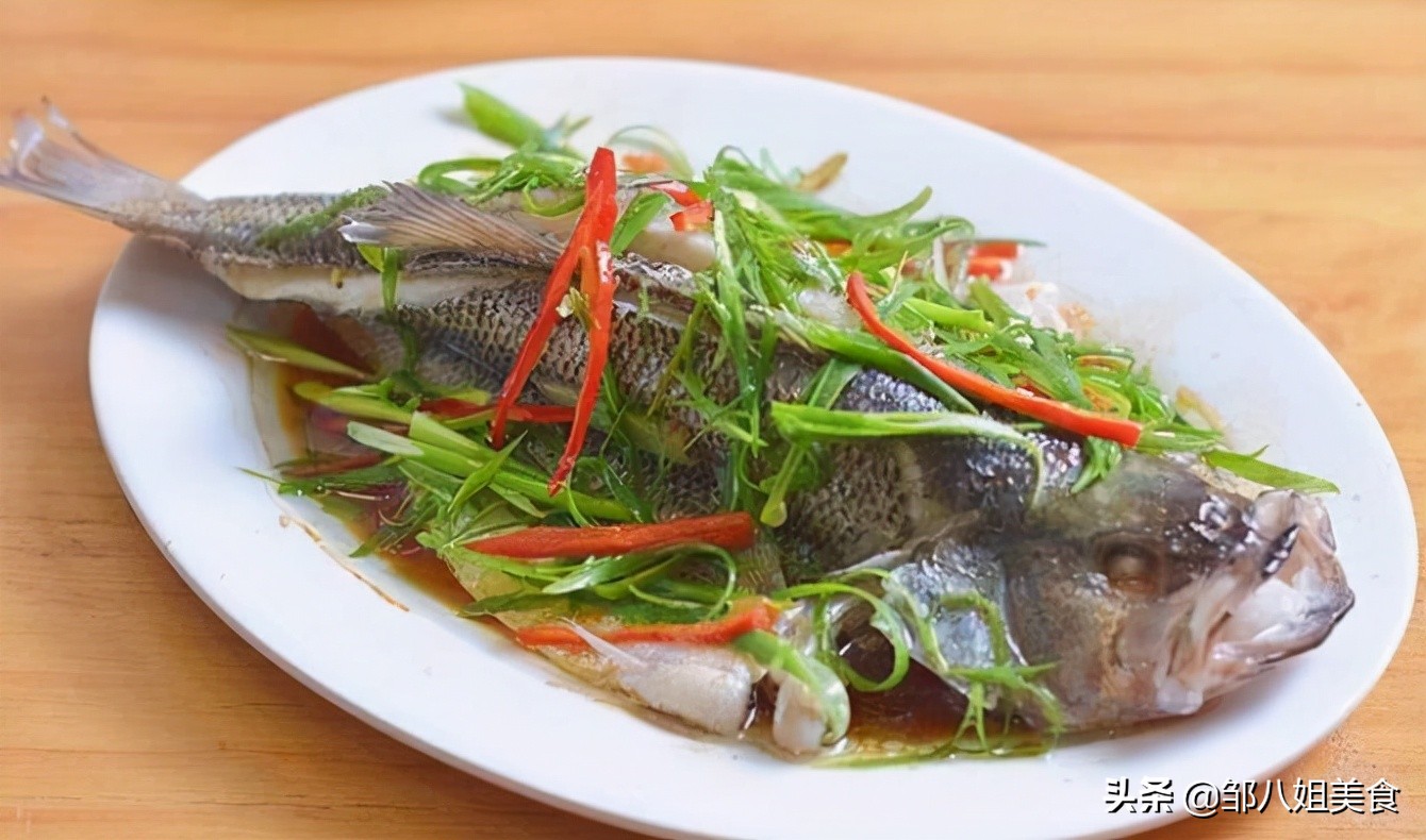 做清蒸鱼，热油和蒸鱼豉油哪个先放？有人常弄错，难怪鱼肉不鲜香