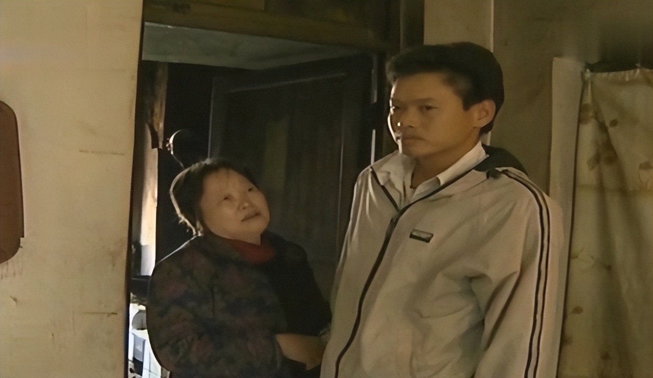 广东男子高考落榜，在家“悟道”20年，其母痛哭下跪：找个班上吧