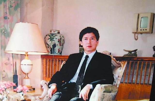 他被年长40岁的富婆包養，13年赚80亿，晚年却被丢进养老院