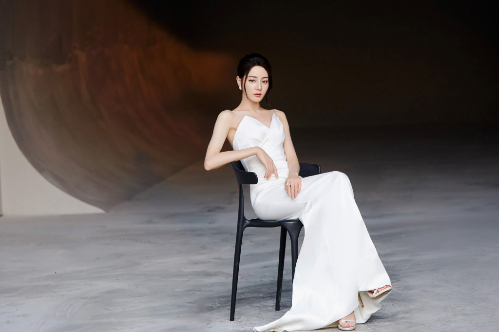 没有红毯也穿高定，baby百元耳环配高定，赵丽颖礼服不服帖靠修图