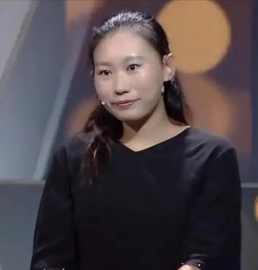 2008年，山东女孩翻墙私奔成瘫痪，小伙照顾14年，四次背她上泰山