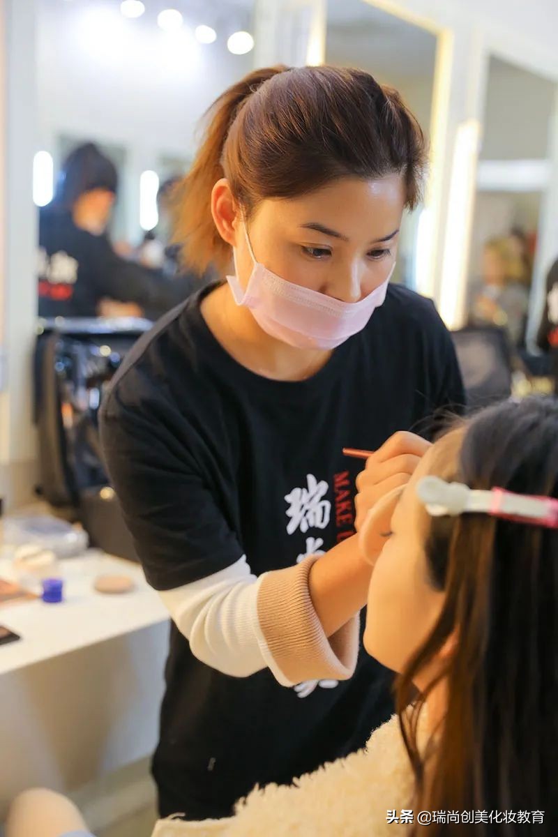 想学化妆犹豫不决？听听职业化妆师的自述