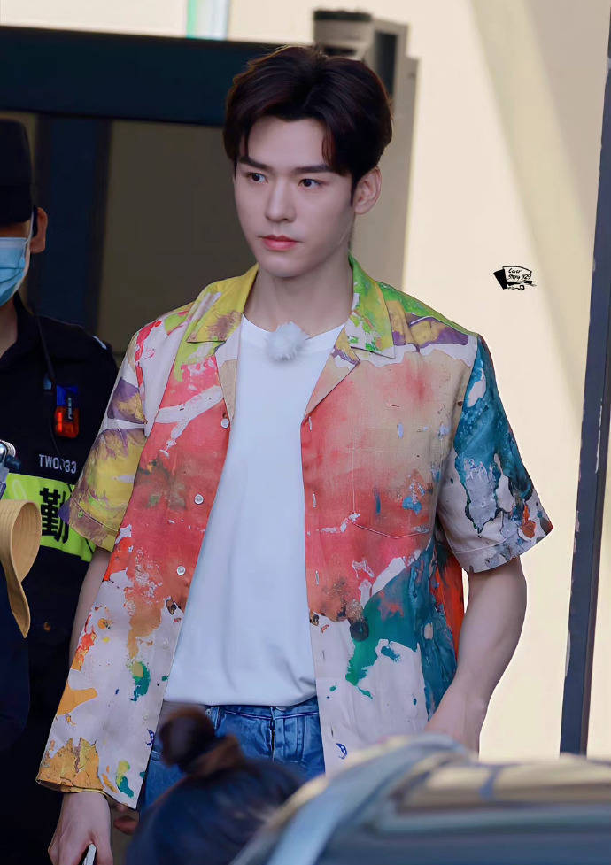 龚俊黄景瑜身穿赛车服帅酷 杨超越卡通披肩超级甜