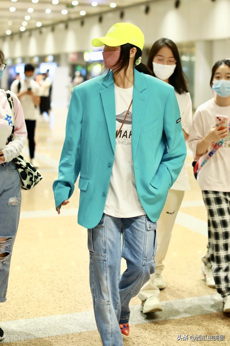 谭维维现身北京机场，湖蓝色西服个性靓眼