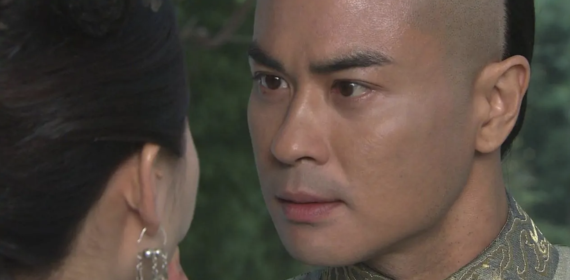 郑嘉颖圣诞节晒全家福，和陈凯琳给儿子们举高高，画面幸福洋溢