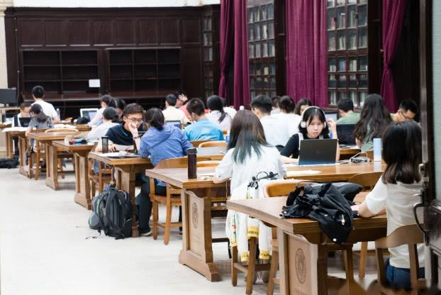 清华校园街头采访走红，出镜学霸造型引热议，网友：一看就很稳重