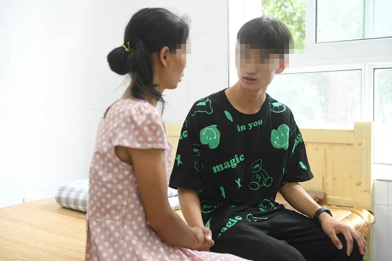 看哭了！阜阳18岁少年带着妈妈打工