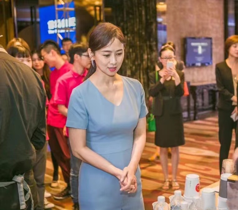 翁虹穿轻熟风的裙子，又优雅又高贵，显得还挺年轻的