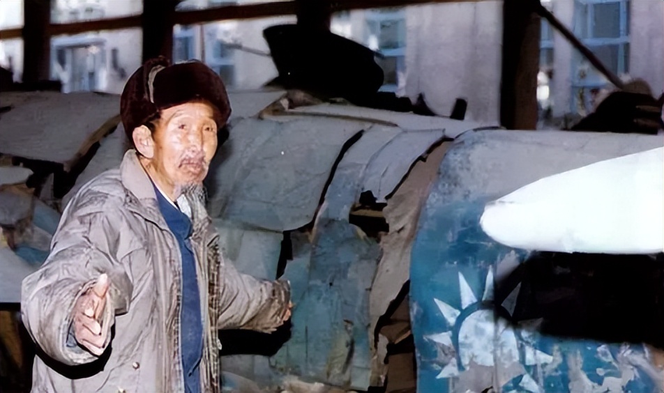 1996年解放军在部队门口救下一老汉，团长：他是团荣誉室里的英雄
