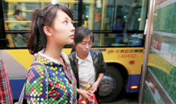 明星校园生活大不同！AB一周10块钱，郑恺开豪车上学，杨紫接地气