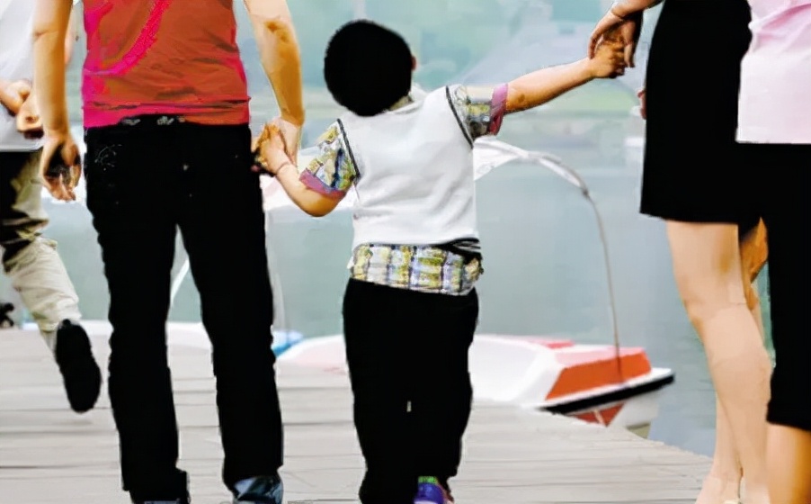 单亲妈妈依旧坚强！不论有多难，她都会带着脑瘫儿子无惧前行