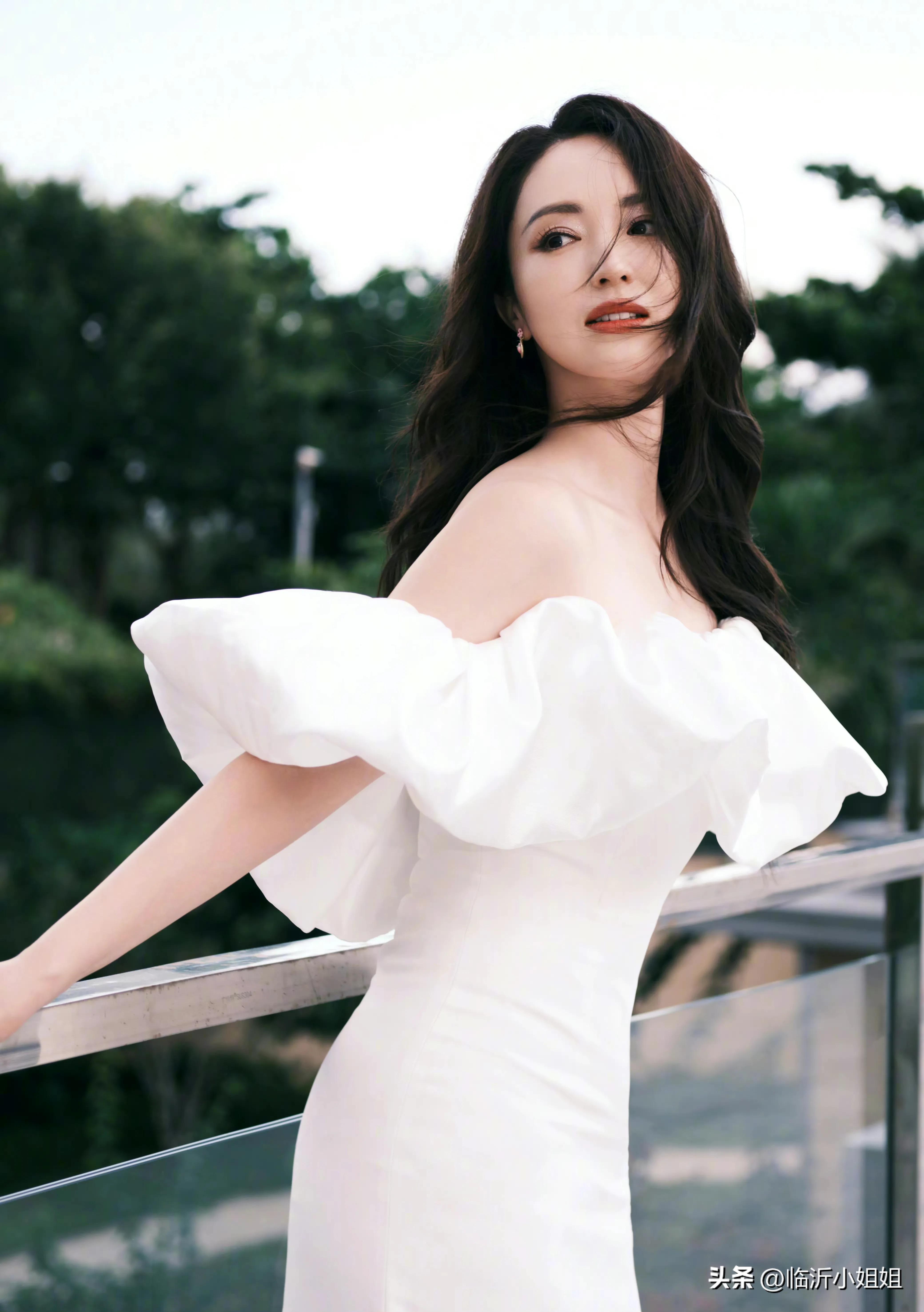 董璇,精致典雅的知性美女,高贵气质彰显成熟女性的迷人魅力