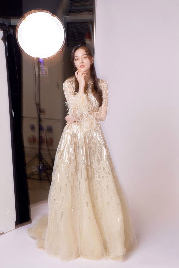 迪丽热巴连体皮裤显臃肿,网友:还以为胖了10斤呢?