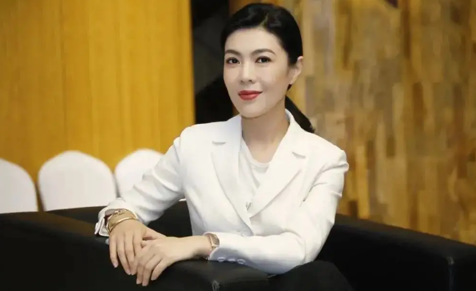 “资本弃子”唐嫣：用着4万块的手机壳，却因得罪资本日渐卑微