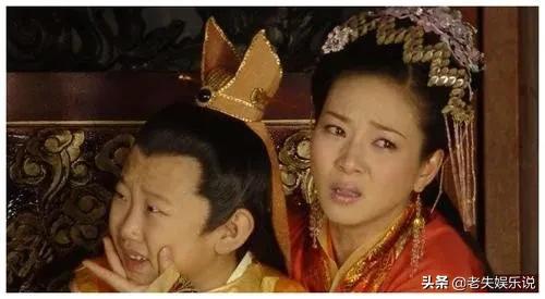 他才是真正的“不老男神”，34岁还在演孩子，娶妻被嘲似两代人