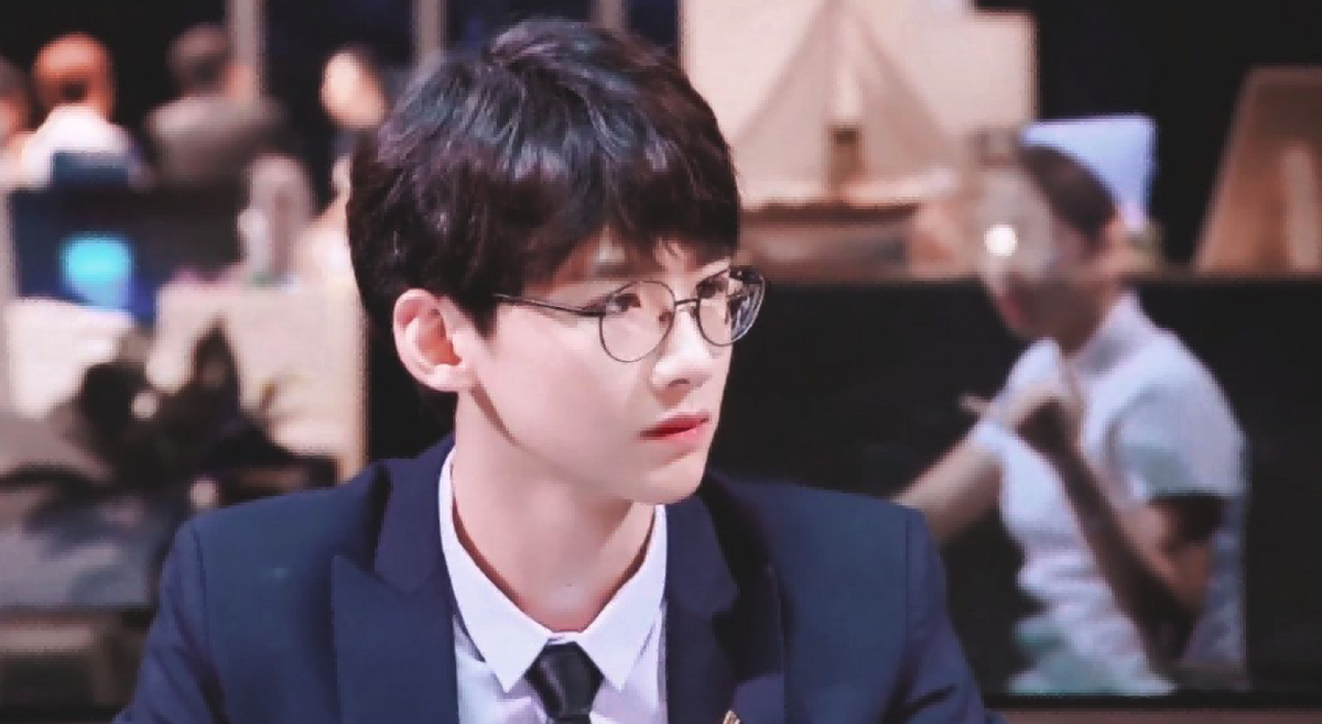 同样是“眼镜造型”，把肖战王一博和吴启华放一起，差距就出来了