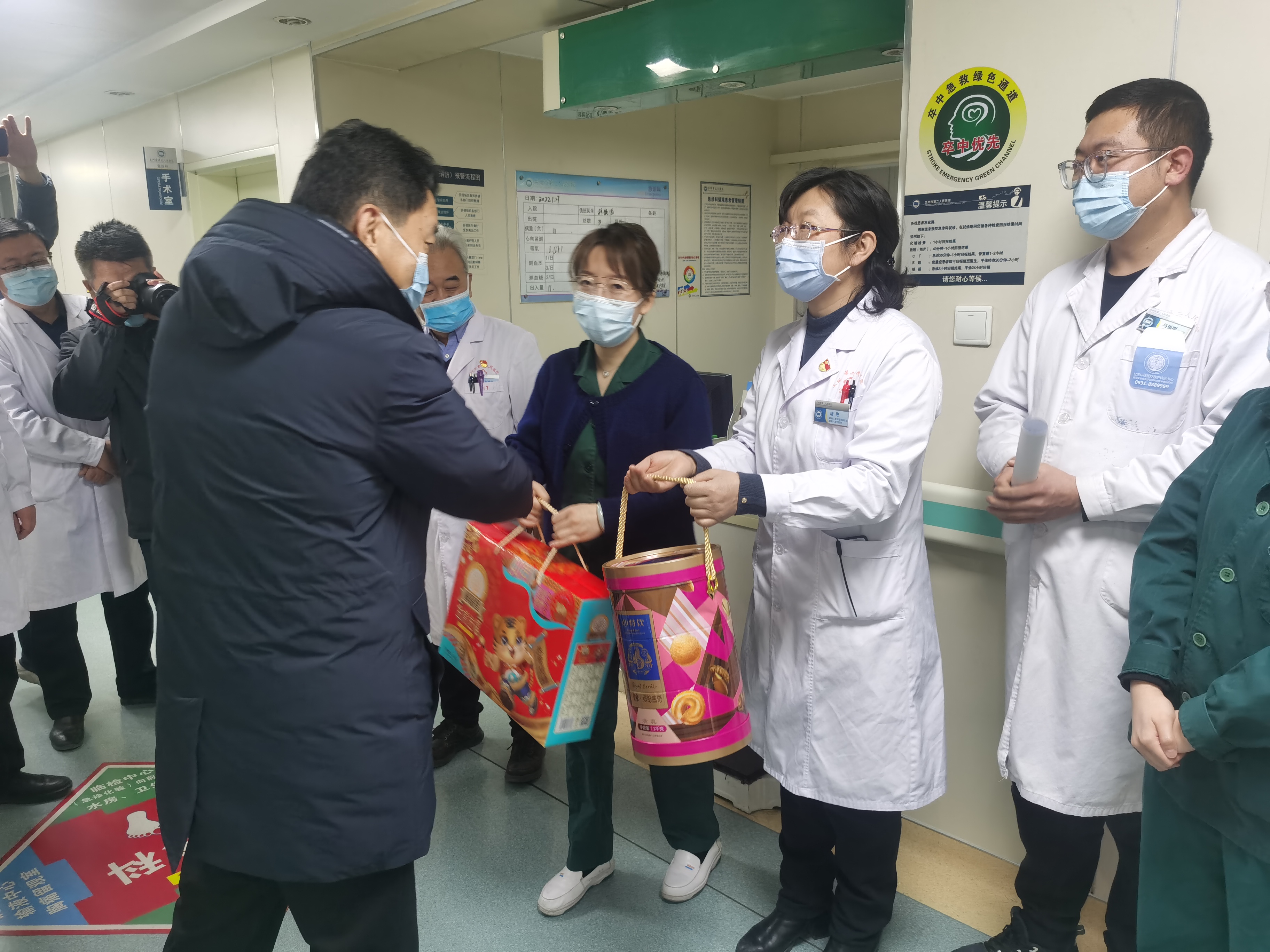 春节前夕兰州市卫健委党组书记、主任杨衍佑一行来我院慰问临床医务工作者