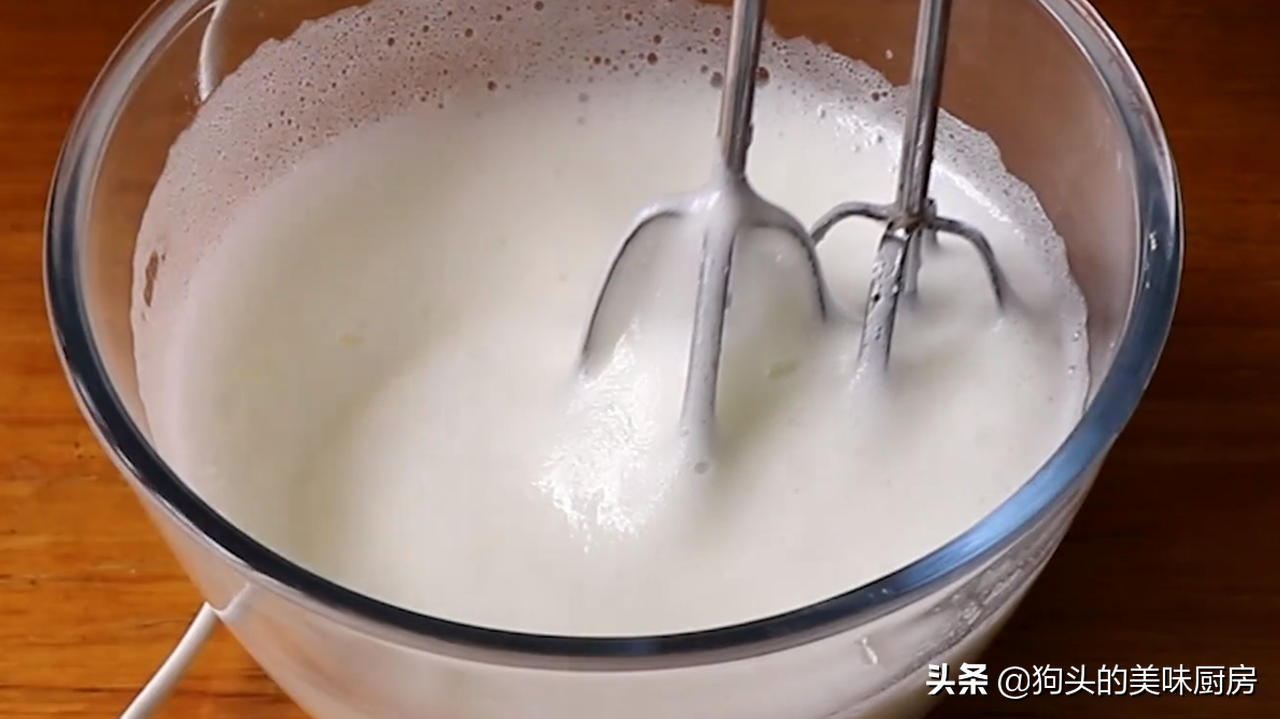 圣诞吃蛋糕，不用烤箱也能做，方法简单，孩子爱不释手，一看就会