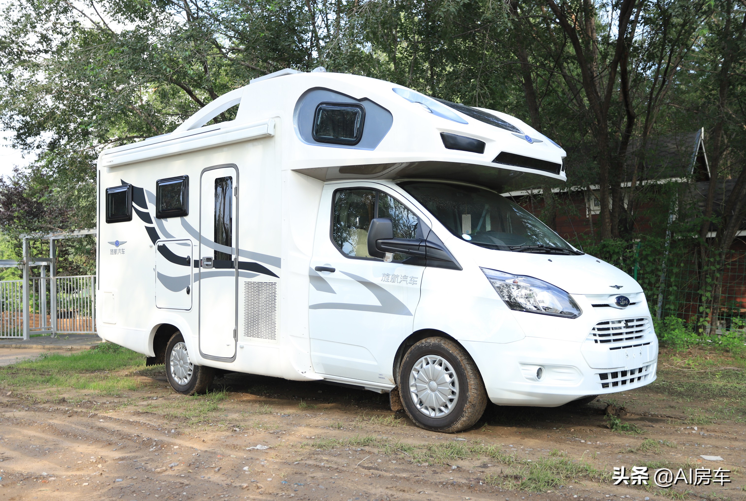 福特2.0t自动挡c型房车,高不超3米,内饰豪华,还带5人床铺