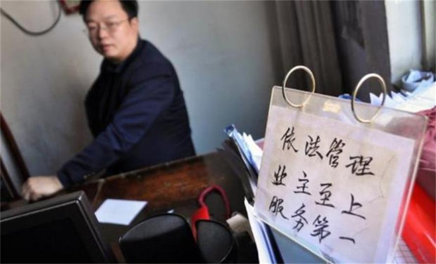 清华毕业后他回乡做保安，月薪2000元，从不参加同学聚会