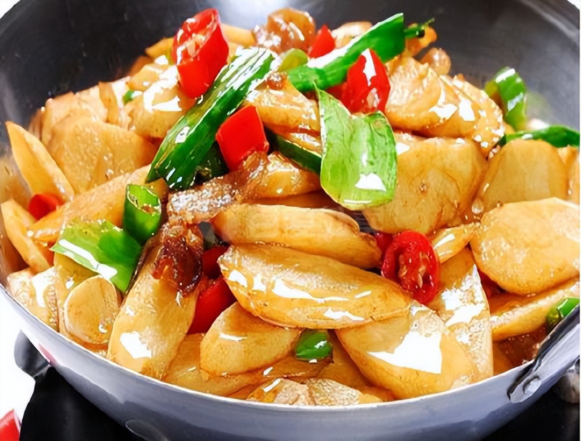 做法:1,将山药去皮切片,然后放入淡盐水中以防止氧化变黑;2,将青红椒