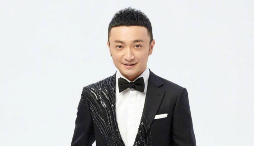 曾经的央视名嘴阿丘，因一句“向世界道歉”，彻底身败名裂